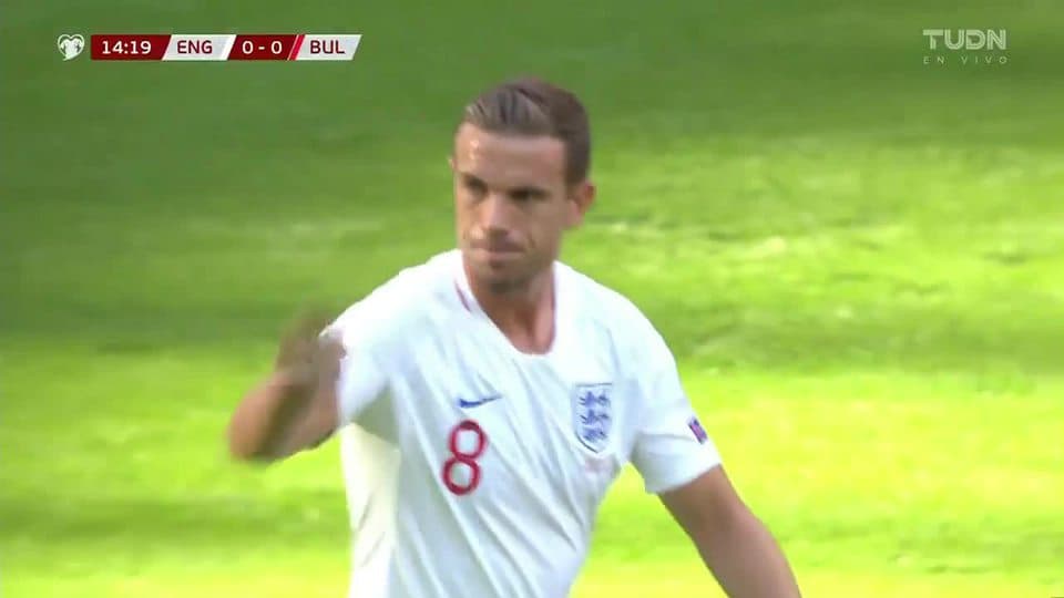 Tiro desviado de Jordan Henderson