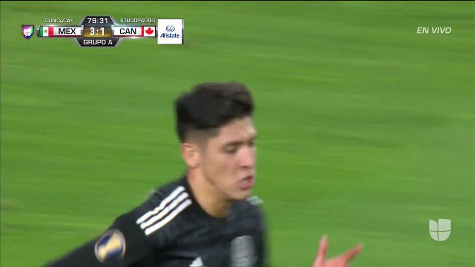 Tiro desviado de Edson Álvarez