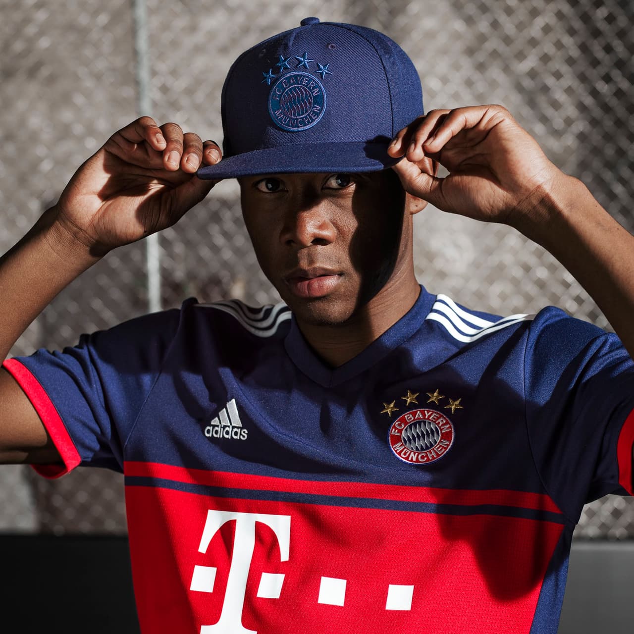 La franja roja en el pecho también regresa para darle un toque de elegancia único en el unifirme del club bávaro.