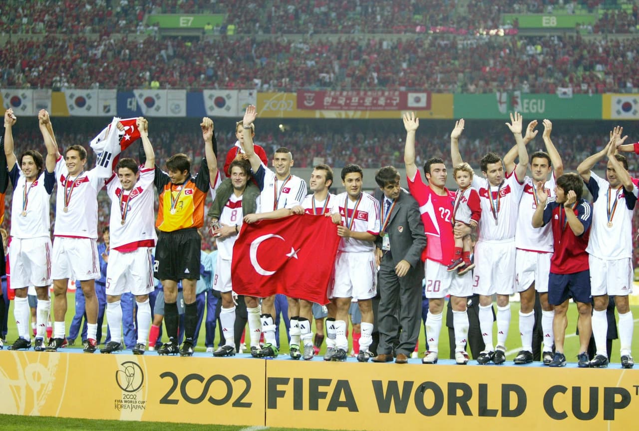 En el Mundial de Corea-Japón 2002, Turquía logró el tercer lugar en apenas su segunda participación en el certamen, tras vencer 3-2 a Corea del Sur, única selección de Asia en lograr las semifinales.