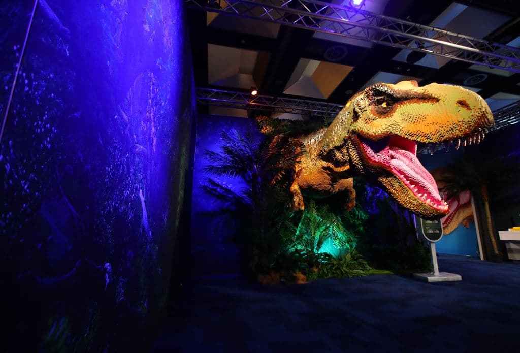 La sexta película de la franquicia llega a los cines el 10 de junio y une a dos generaciones de estrellas de Jurassic Park por primera vez.