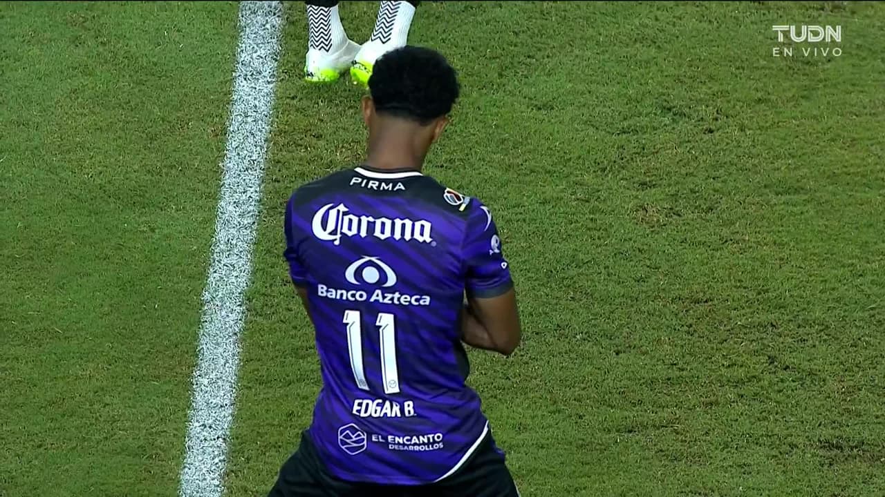 Arranca el partido y la pelota está en juego.