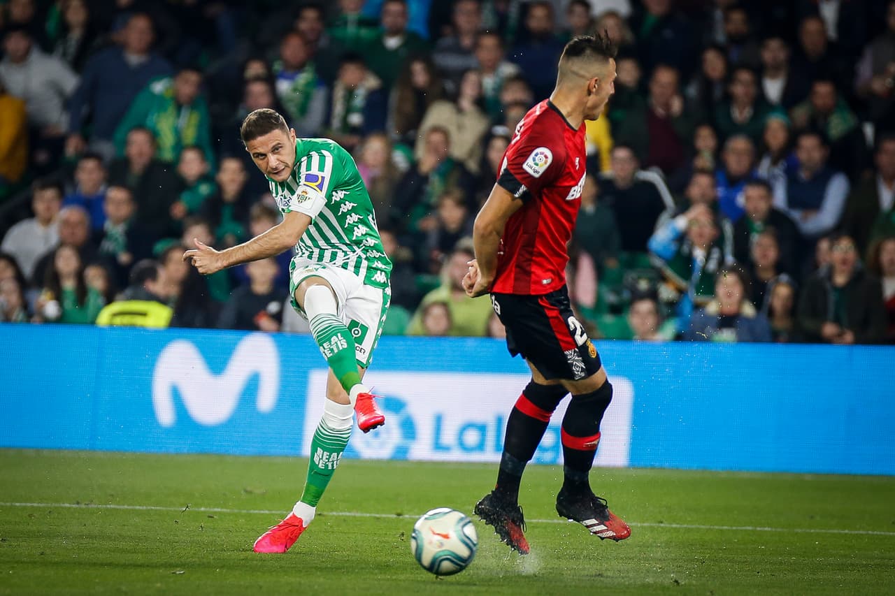 Juan Camilo Hernández (16’) adelantaba a los visitantes hasta que Sergio Canales (19’), de tiro penal hizo, el 1-1. Budimir (27’) aventajó nuevamente a Mallorca. Marcaron un segundo penal en favor de Betis, mismo que cobró y anotó Fekir (35’). Joaquín Sánchez (48’) daba la victoria a los locales, pero Kubo (70’) arrebató el empate. Guardado salió al 87’.