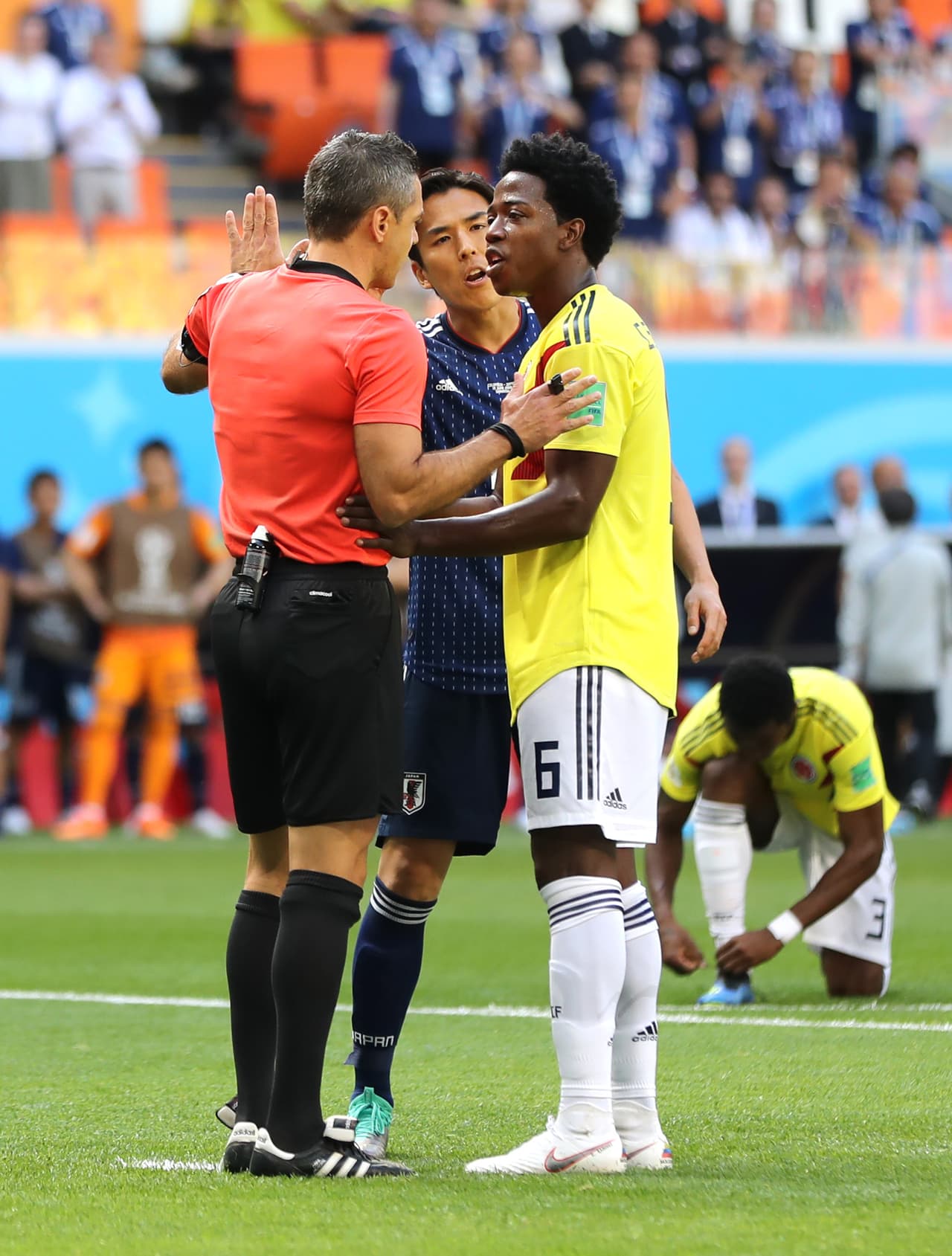 Carlos Sánchez: con apenas tres minutos de haber iniciado el juego, "La Roca" detuvo un disparo japonés con el brazo, lo que le valió la expulsión y el penal con el que Japón tomó ventaja ante Colombia.