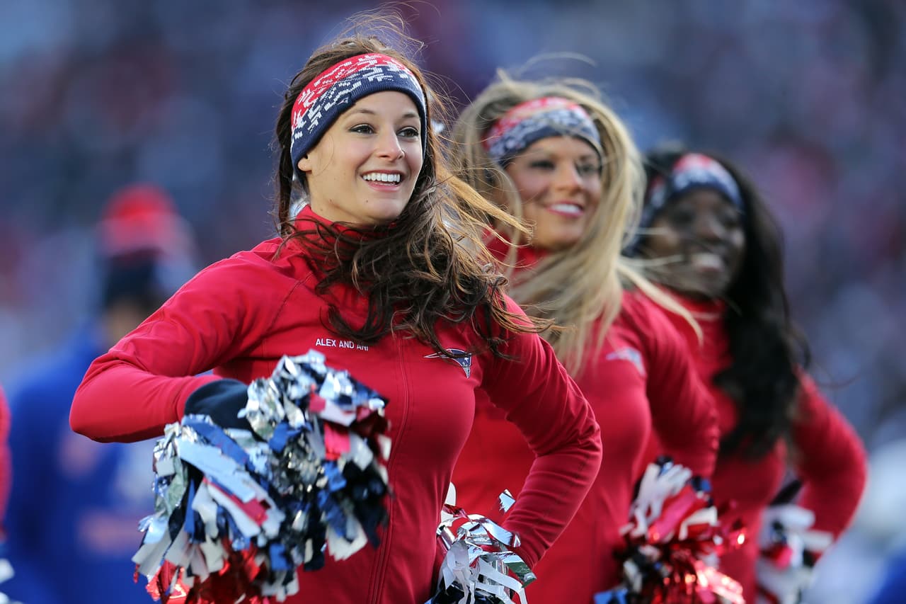 NFL.com/Español te trae el mejor regalo para recibir al año que inicia, con las más sexys imágenes de las bellas animadoras alrededor de la NFL.
