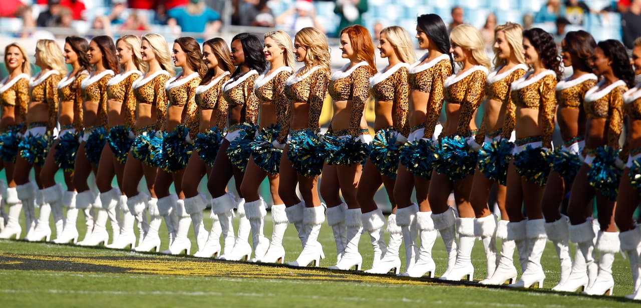 NFL.com/Español te trae el mejor regalo para recibir al año que inicia, con las más sexys imágenes de las bellas animadoras alrededor de la NFL.