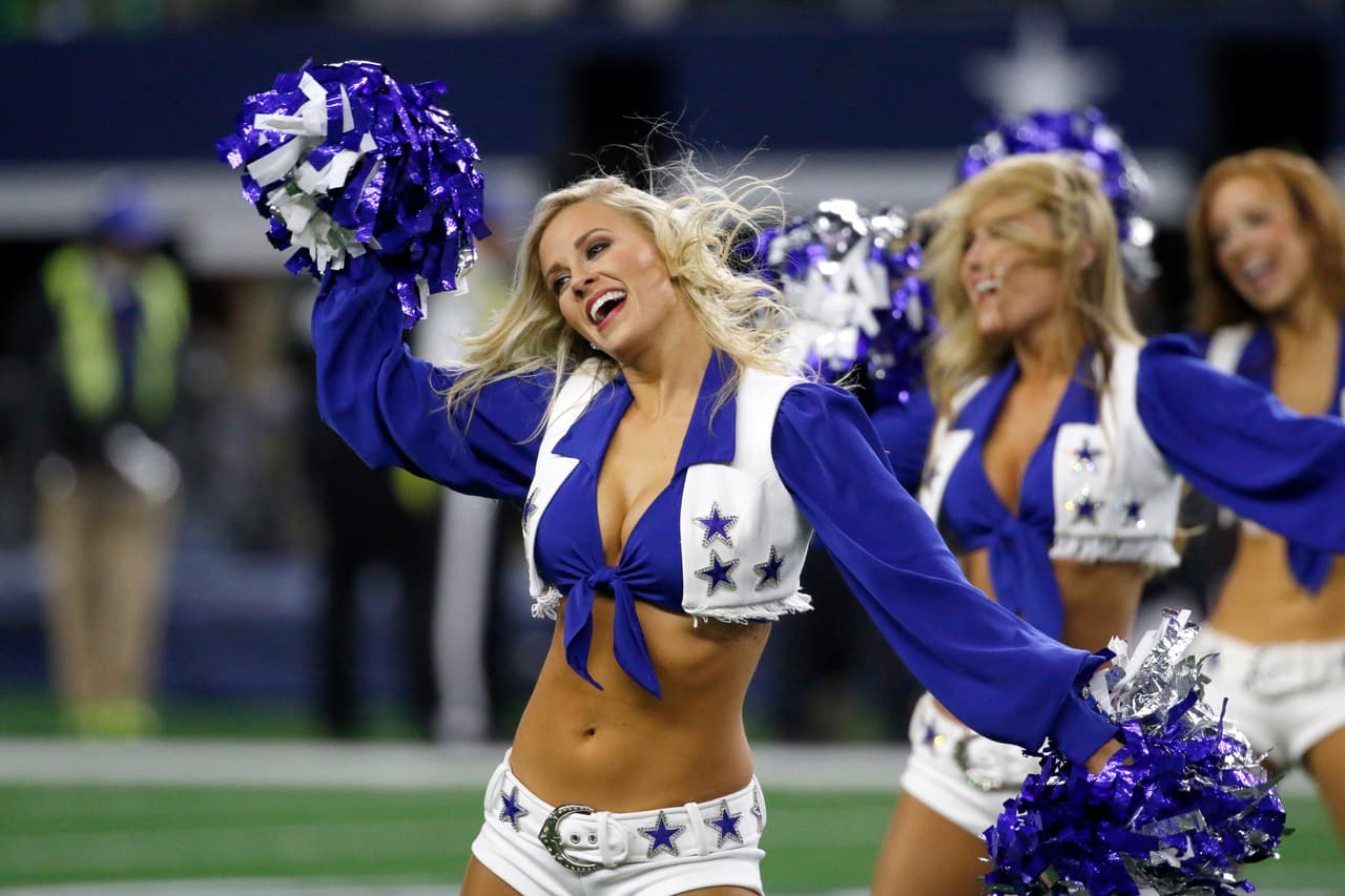 NFL.com/Español te trae el mejor regalo para recibir al año que inicia, con las más sexys imágenes de las bellas animadoras alrededor de la NFL.