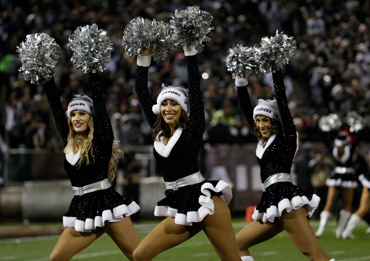 NFL.com/Español te trae el mejor regalo para recibir al año que inicia, con las más sexys imágenes de las bellas animadoras alrededor de la NFL.