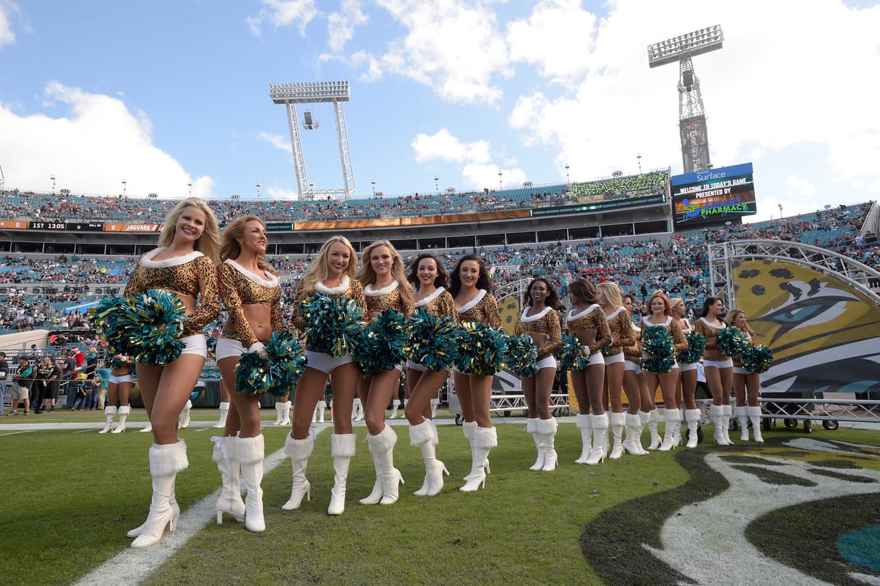 NFL.com/Español te trae el mejor regalo para recibir al año que inicia, con las más sexys imágenes de las bellas animadoras alrededor de la NFL.