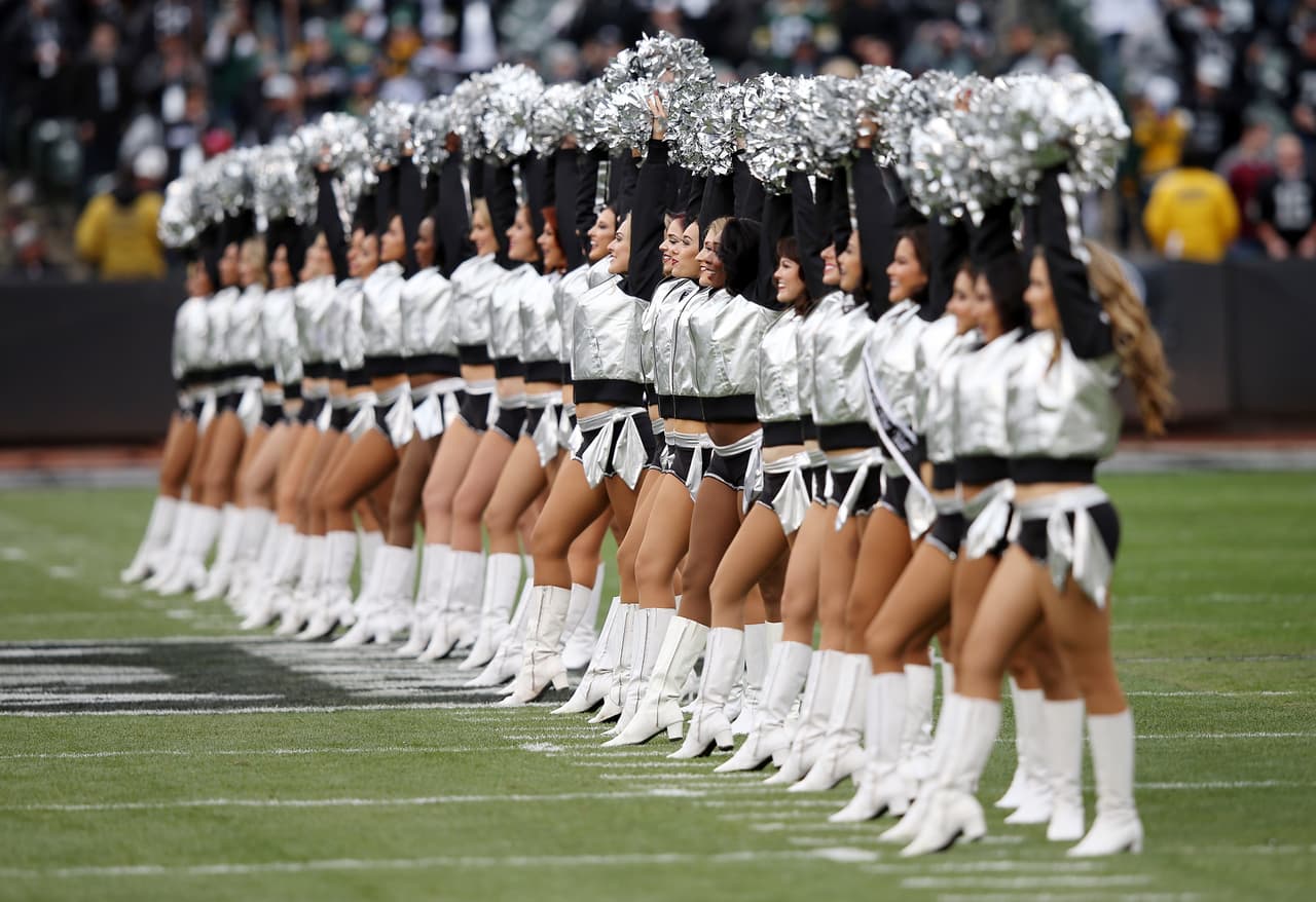 NFL.com/Español te trae el mejor regalo para recibir al año que inicia, con las más sexys imágenes de las bellas animadoras alrededor de la NFL.