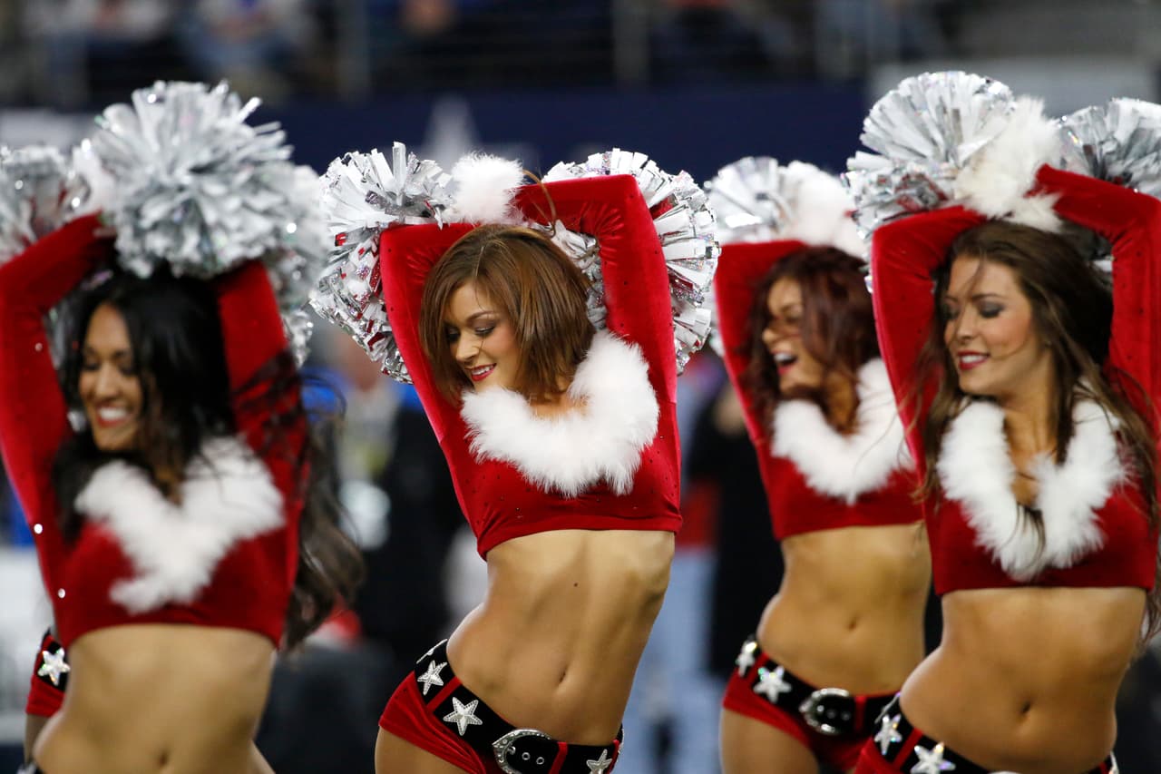 NFL.com/Español te trae el mejor regalo para recibir al año que inicia, con las más sexys imágenes de las bellas animadoras alrededor de la NFL.