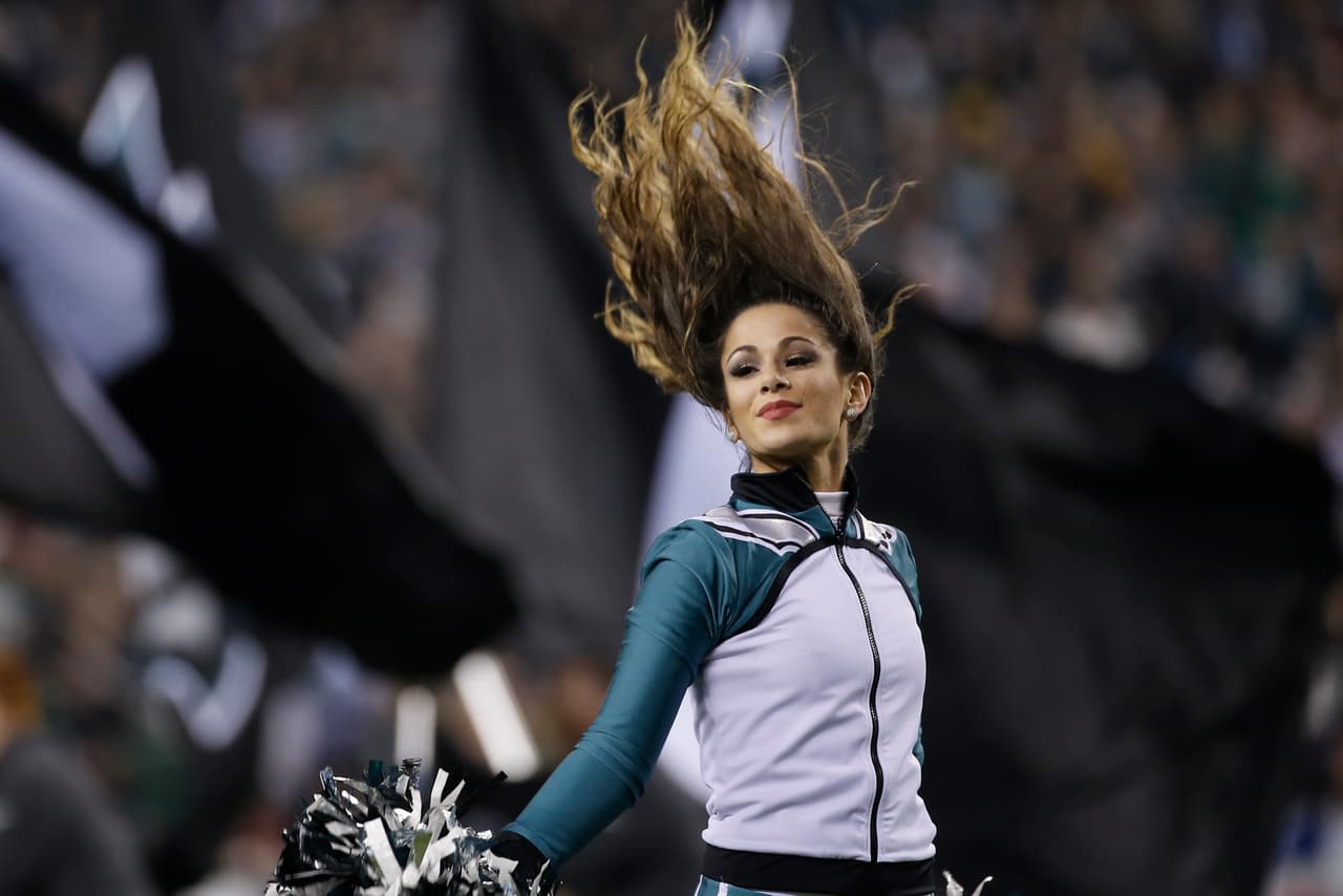 NFL.com/Español te trae el mejor regalo para recibir al año que inicia, con las más sexys imágenes de las bellas animadoras alrededor de la NFL.