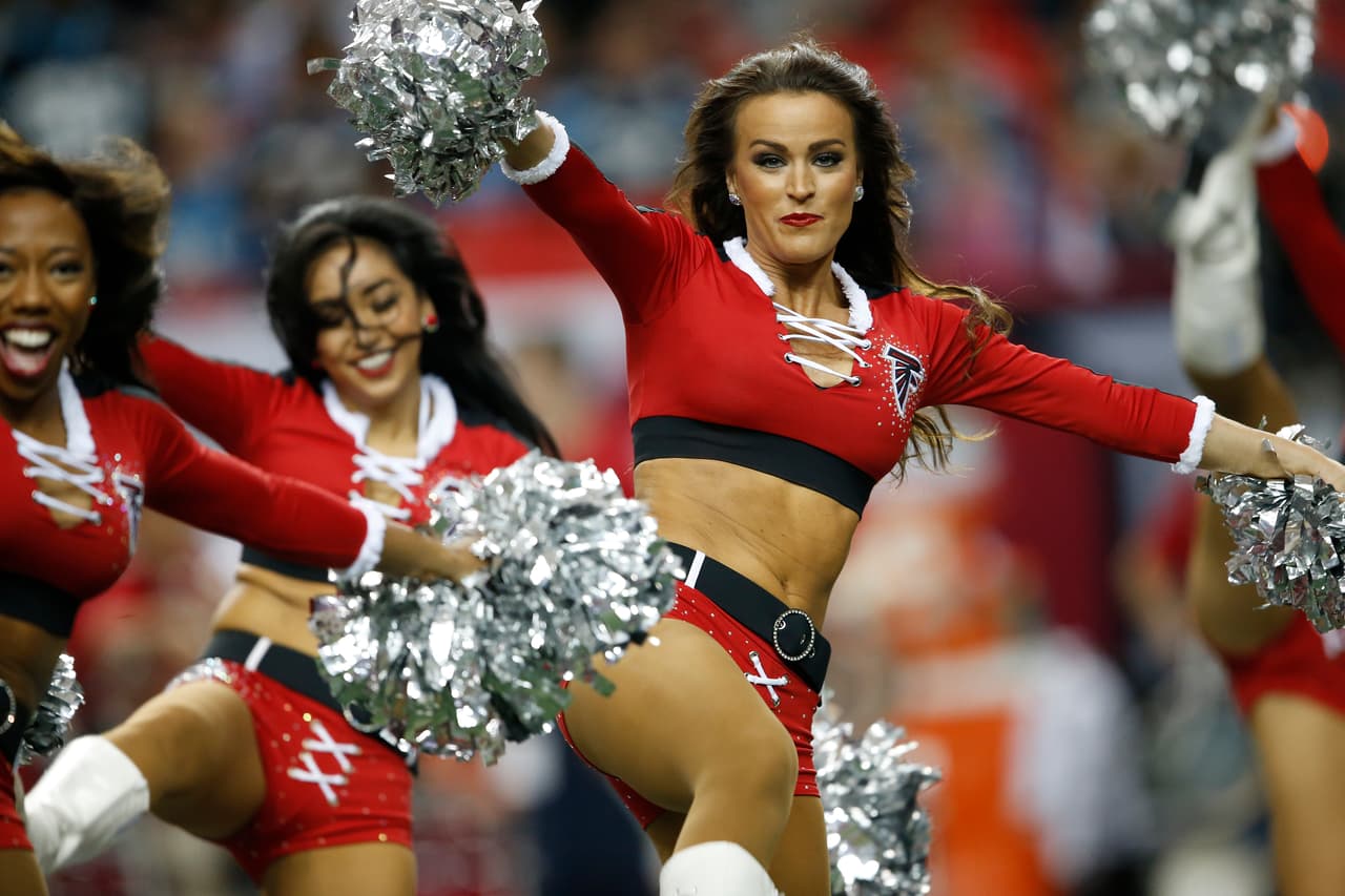 NFL.com/Español te trae el mejor regalo para recibir al año que inicia, con las más sexys imágenes de las bellas animadoras alrededor de la NFL.