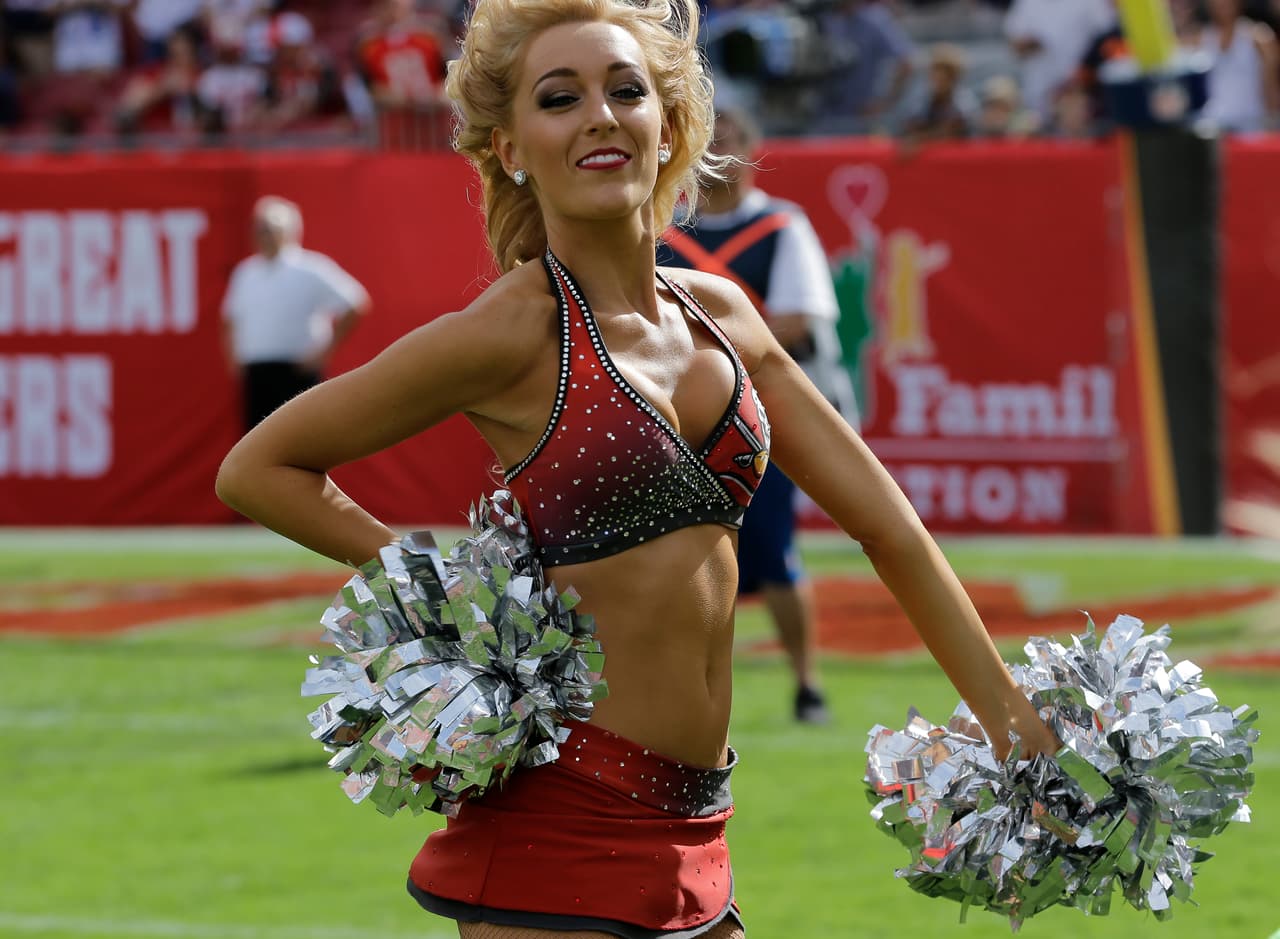 NFL.com/Español te trae el mejor regalo para recibir al año que inicia, con las más sexys imágenes de las bellas animadoras alrededor de la NFL.