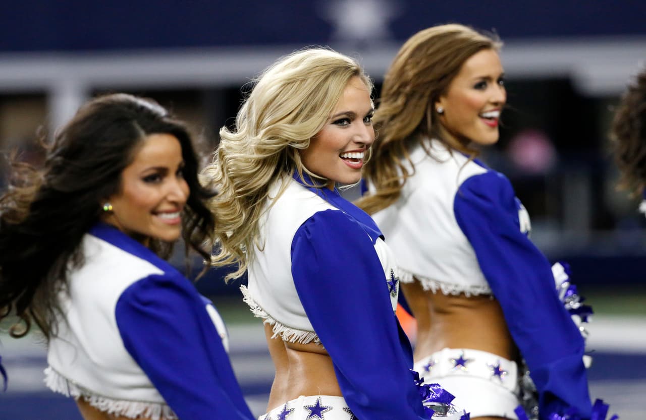 NFL.com/Español te trae el mejor regalo para recibir al año que inicia, con las más sexys imágenes de las bellas animadoras alrededor de la NFL.