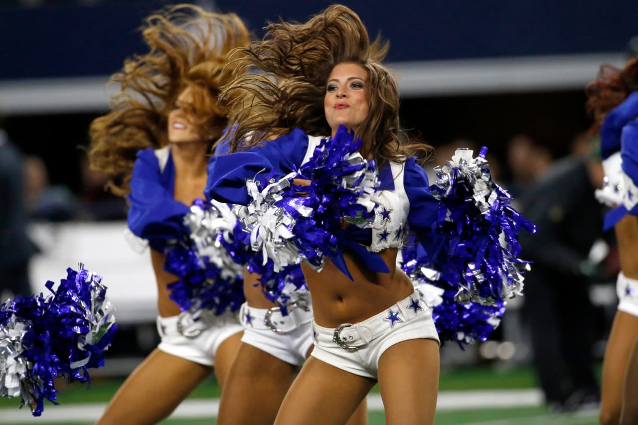 NFL.com/Español te trae el mejor regalo para recibir al año que inicia, con las más sexys imágenes de las bellas animadoras alrededor de la NFL.