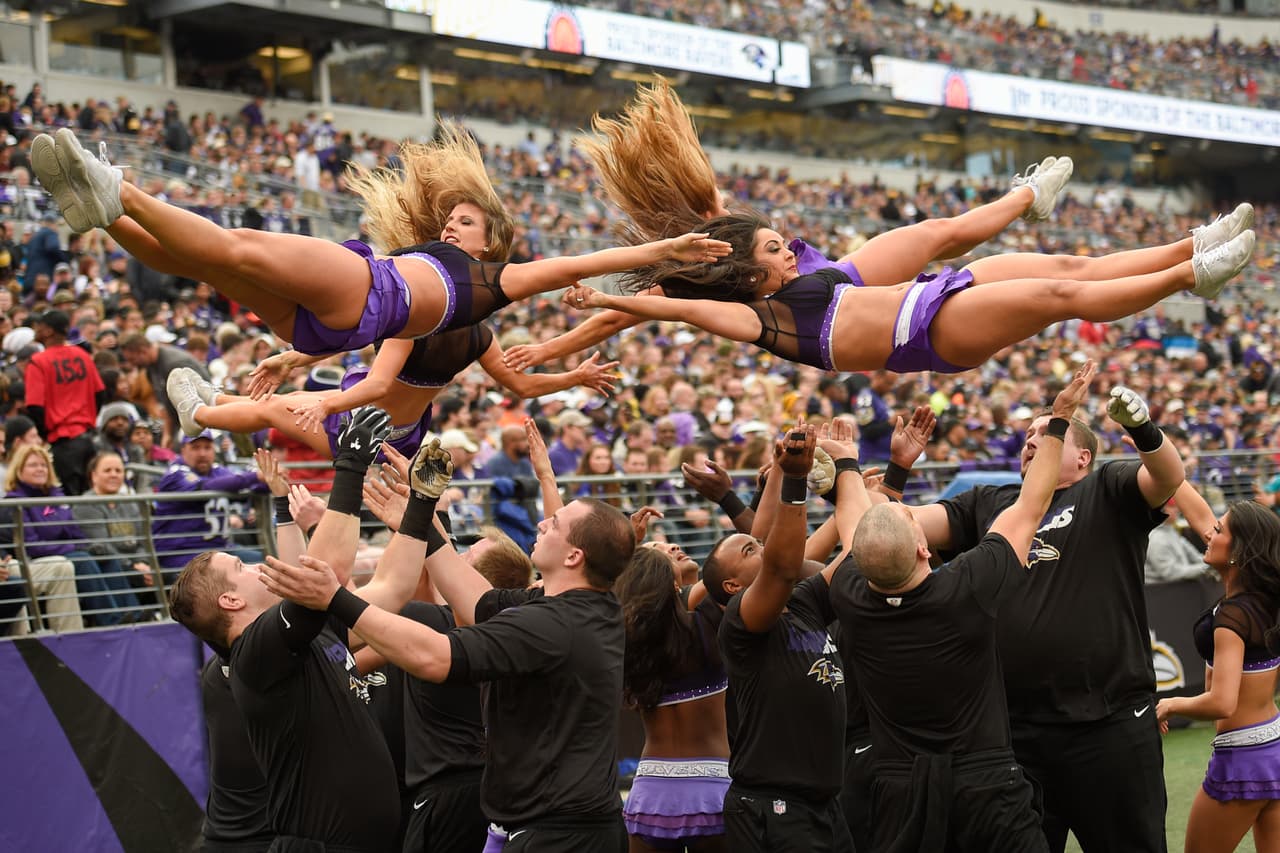 NFL.com/Español te trae el mejor regalo para recibir al año que inicia, con las más sexys imágenes de las bellas animadoras alrededor de la NFL.