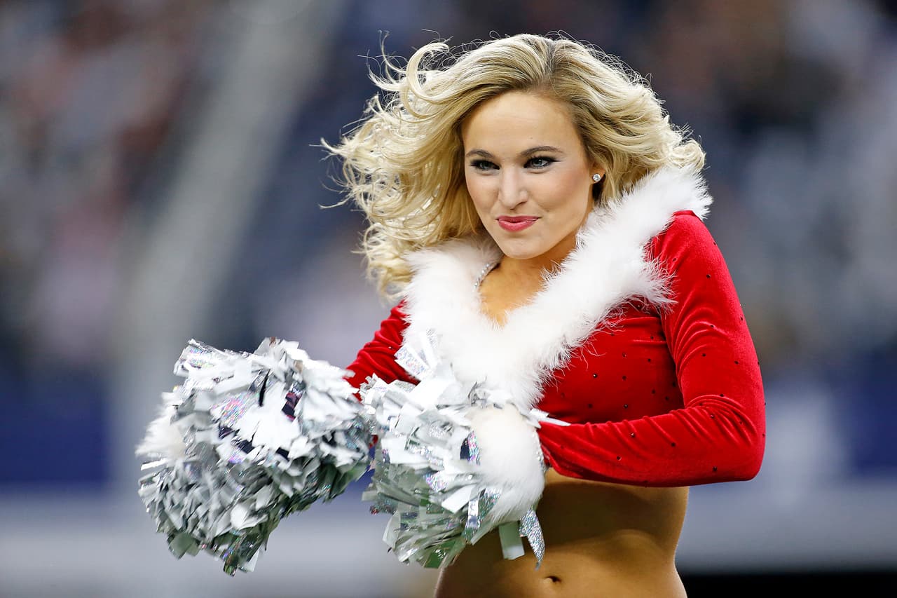 NFL.com/Español te trae el mejor regalo para recibir al año que inicia, con las más sexys imágenes de las bellas animadoras alrededor de la NFL.