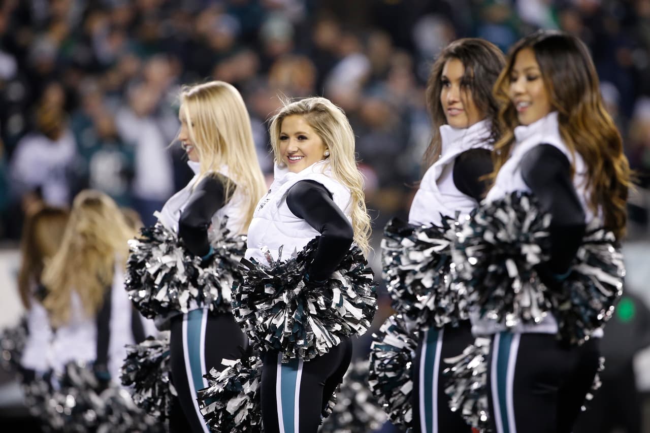 NFL.com/Español te trae el mejor regalo para recibir al año que inicia, con las más sexys imágenes de las bellas animadoras alrededor de la NFL.