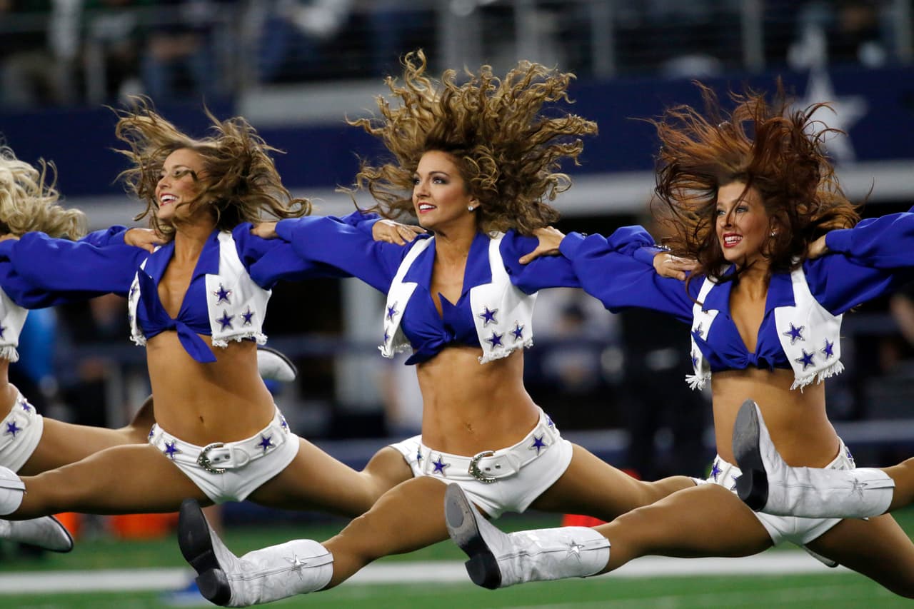 NFL.com/Español te trae el mejor regalo para recibir al año que inicia, con las más sexys imágenes de las bellas animadoras alrededor de la NFL.