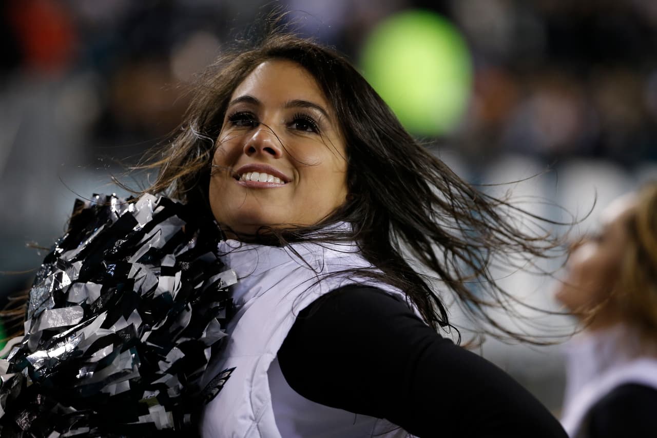 NFL.com/Español te trae el mejor regalo para recibir al año que inicia, con las más sexys imágenes de las bellas animadoras alrededor de la NFL.