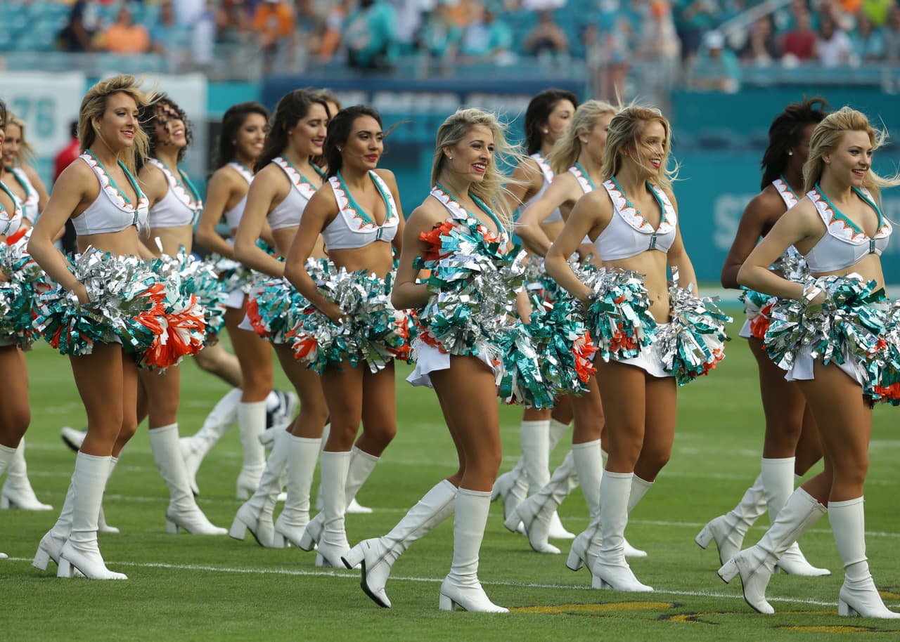 NFL.com/Español te trae el mejor regalo para recibir al año que inicia, con las más sexys imágenes de las bellas animadoras alrededor de la NFL.