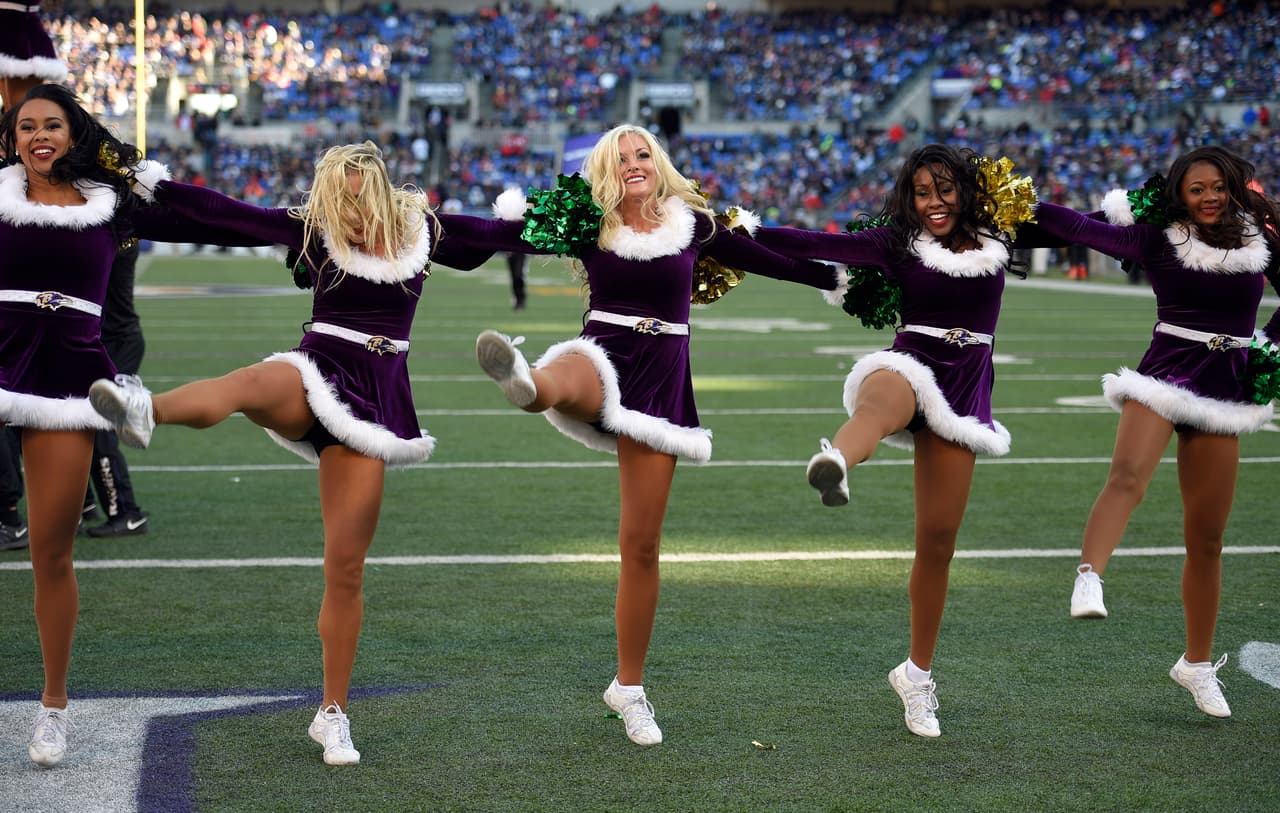 NFL.com/Español te trae el mejor regalo para recibir al año que inicia, con las más sexys imágenes de las bellas animadoras alrededor de la NFL.