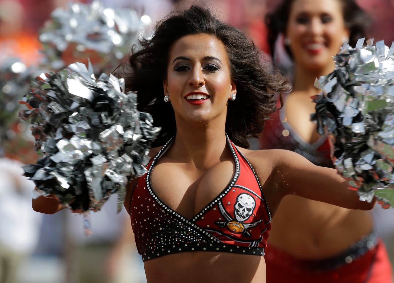 NFL.com/Español te trae el mejor regalo para recibir al año que inicia, con las más sexys imágenes de las bellas animadoras alrededor de la NFL.
