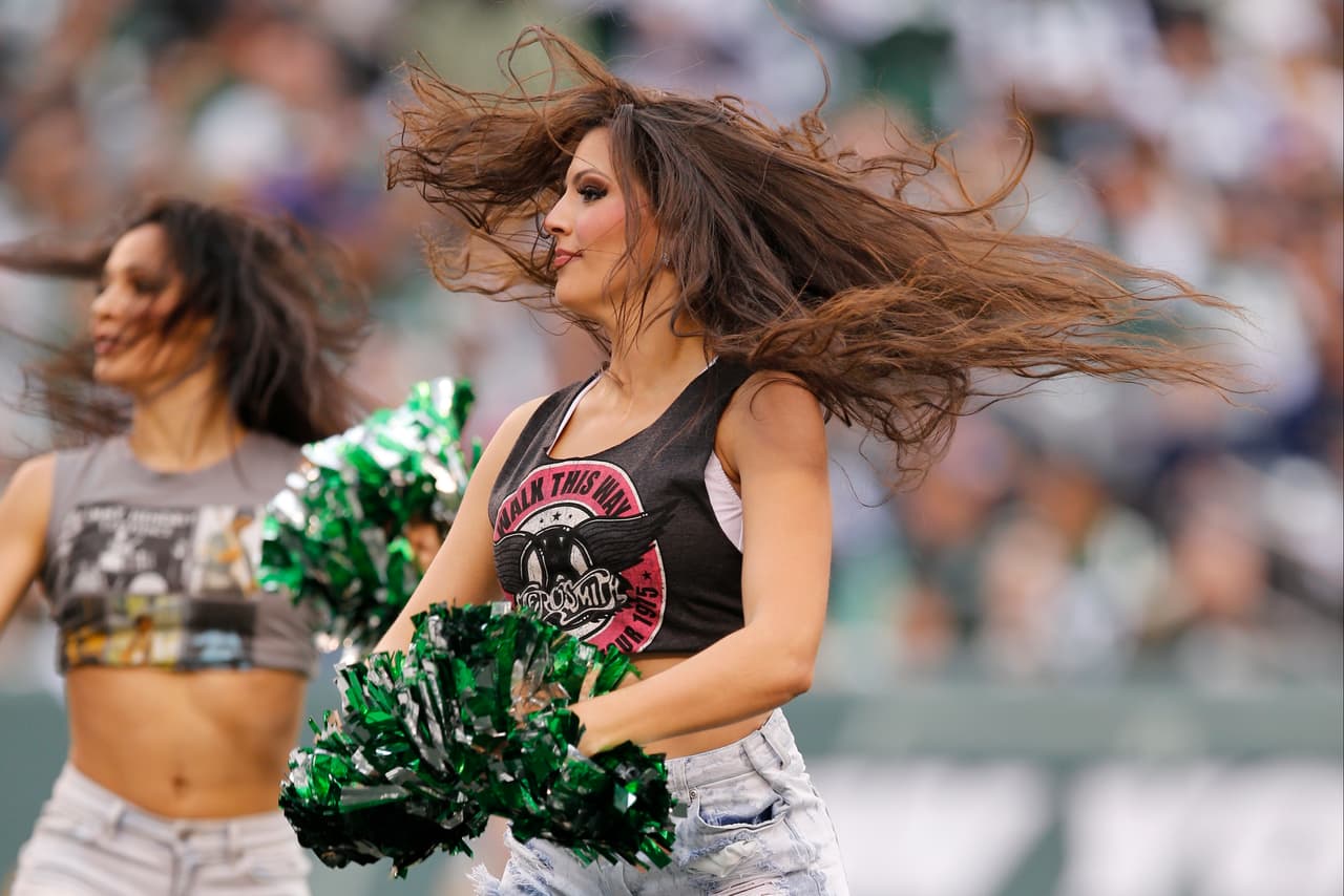 NFL.com/Español te trae el mejor regalo para recibir al año que inicia, con las más sexys imágenes de las bellas animadoras alrededor de la NFL.