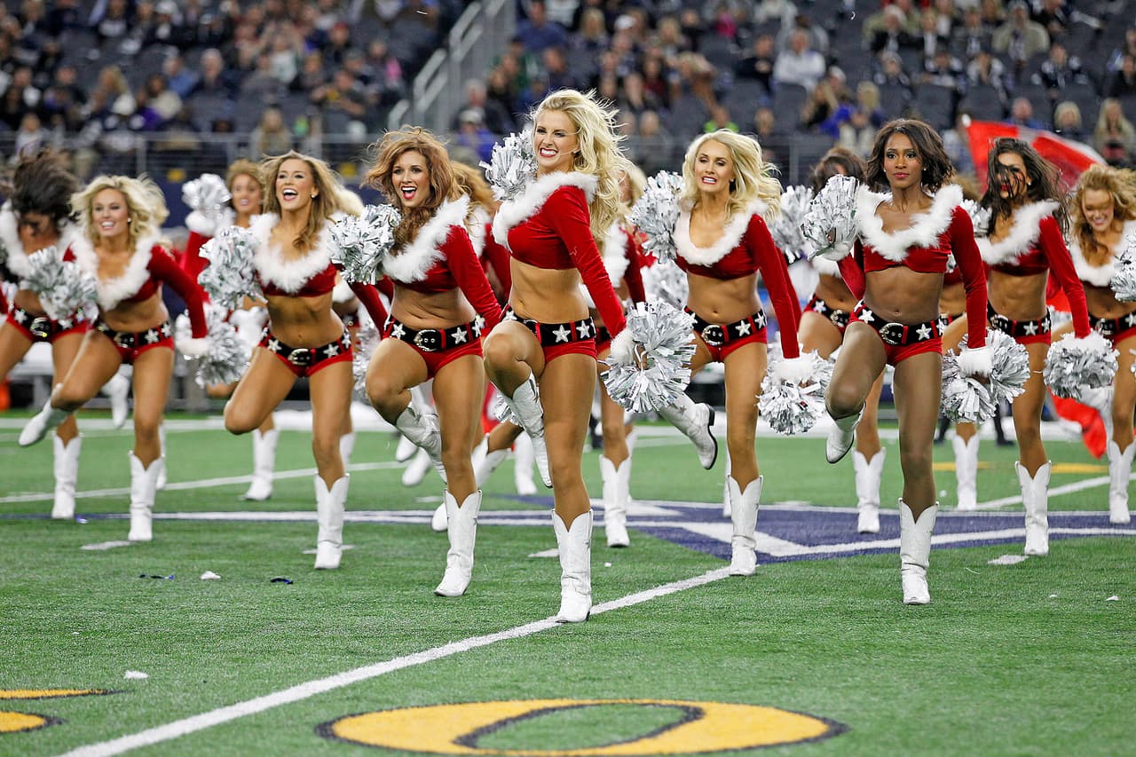 NFL.com/Español te trae el mejor regalo para recibir al año que inicia, con las más sexys imágenes de las bellas animadoras alrededor de la NFL.