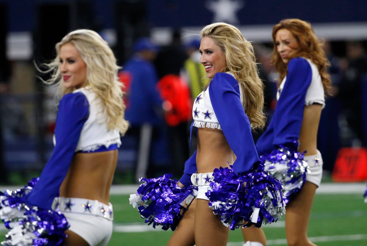 NFL.com/Español te trae el mejor regalo para recibir al año que inicia, con las más sexys imágenes de las bellas animadoras alrededor de la NFL.