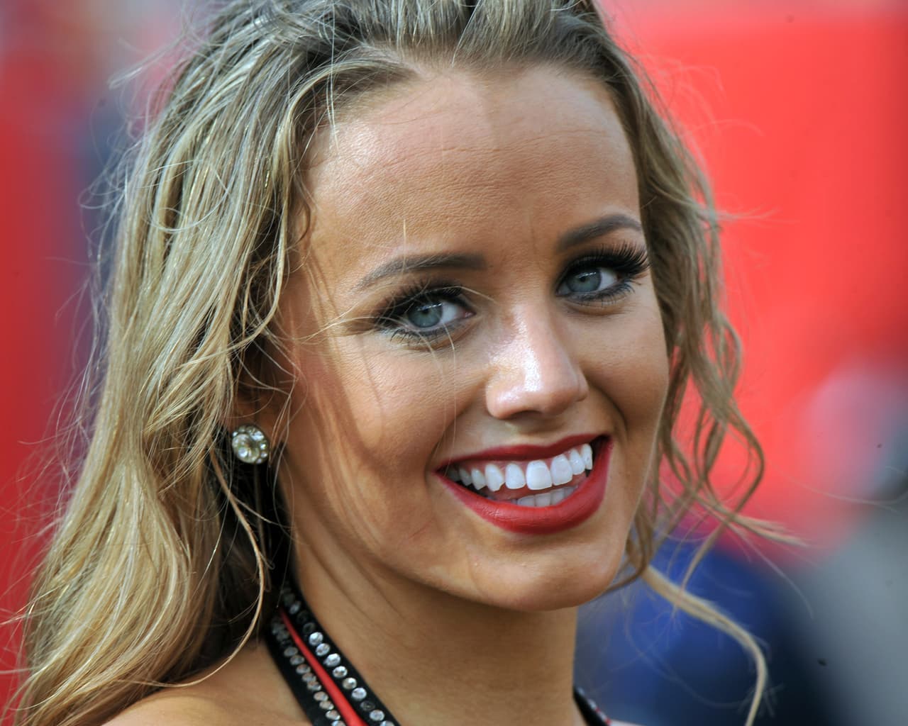 NFL.com/Español te trae el mejor regalo para recibir al año que inicia, con las más sexys imágenes de las bellas animadoras alrededor de la NFL.