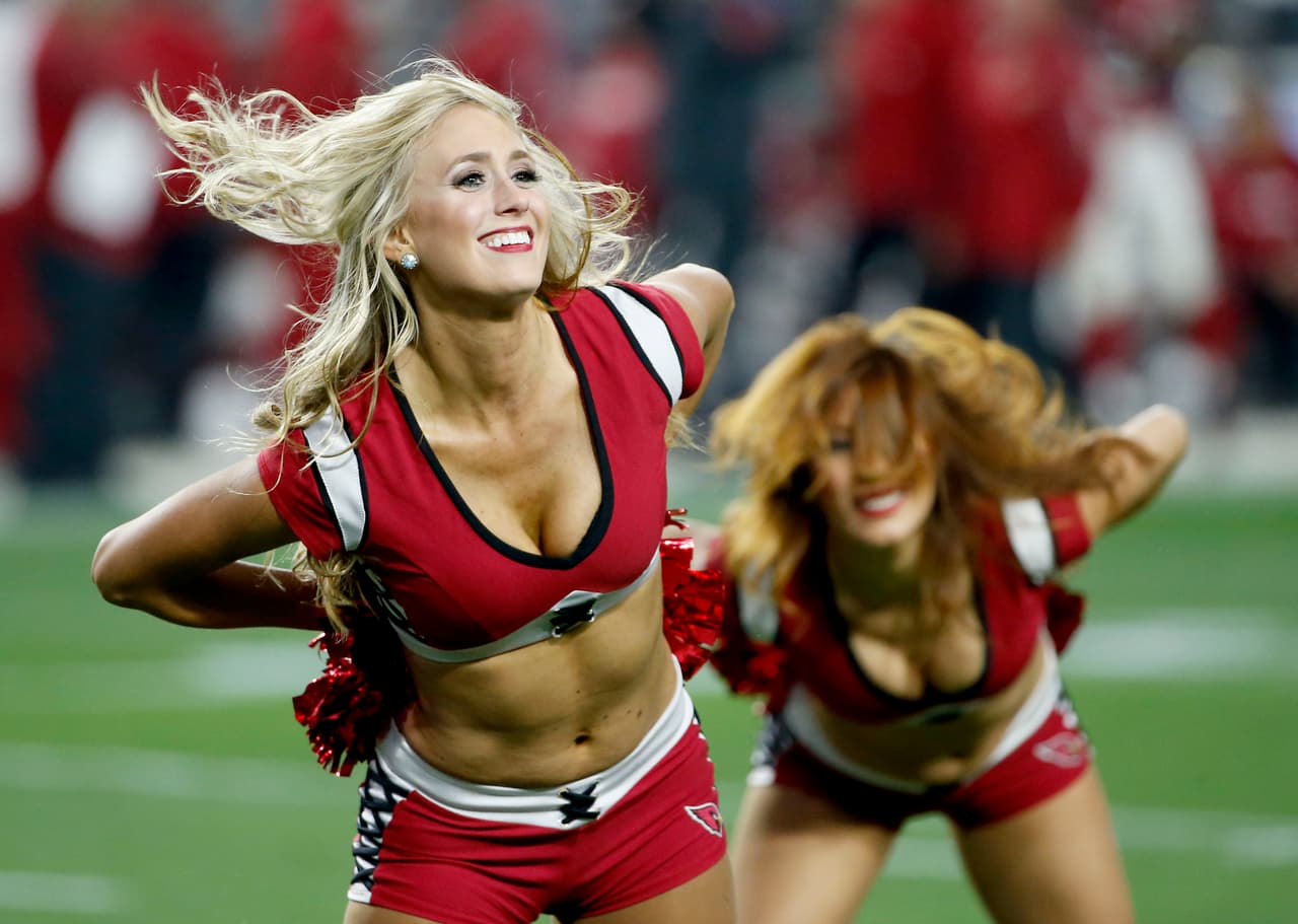 NFL.com/Español te trae el mejor regalo para recibir al año que inicia, con las más sexys imágenes de las bellas animadoras alrededor de la NFL.
