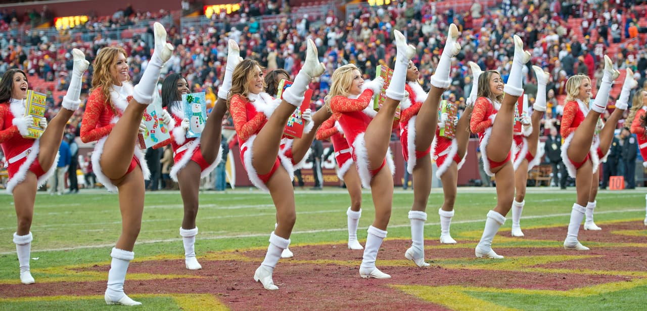 NFL.com/Español te trae el mejor regalo para recibir al año que inicia, con las más sexys imágenes de las bellas animadoras alrededor de la NFL.