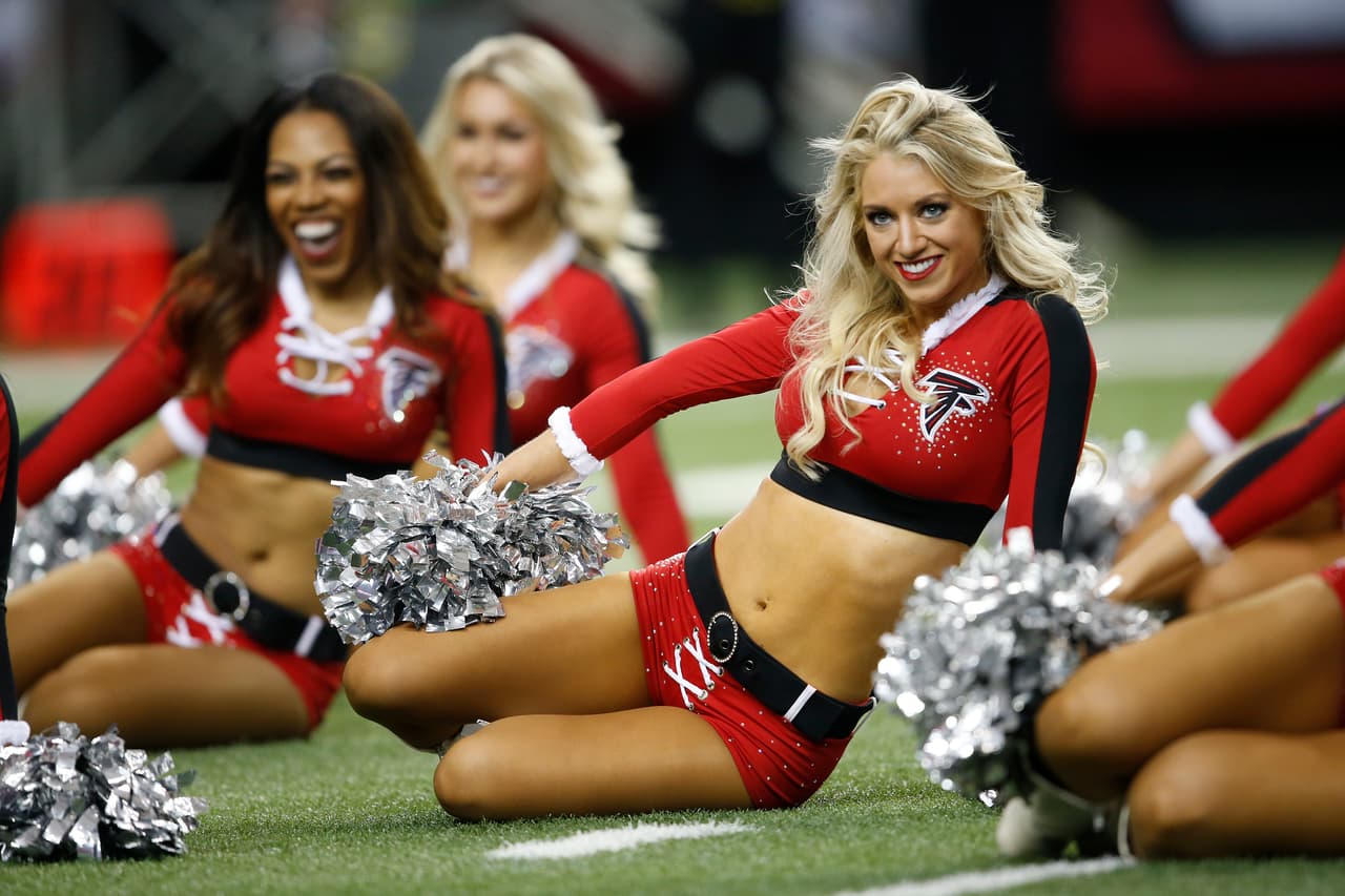 NFL.com/Español te trae el mejor regalo para recibir al año que inicia, con las más sexys imágenes de las bellas animadoras alrededor de la NFL.