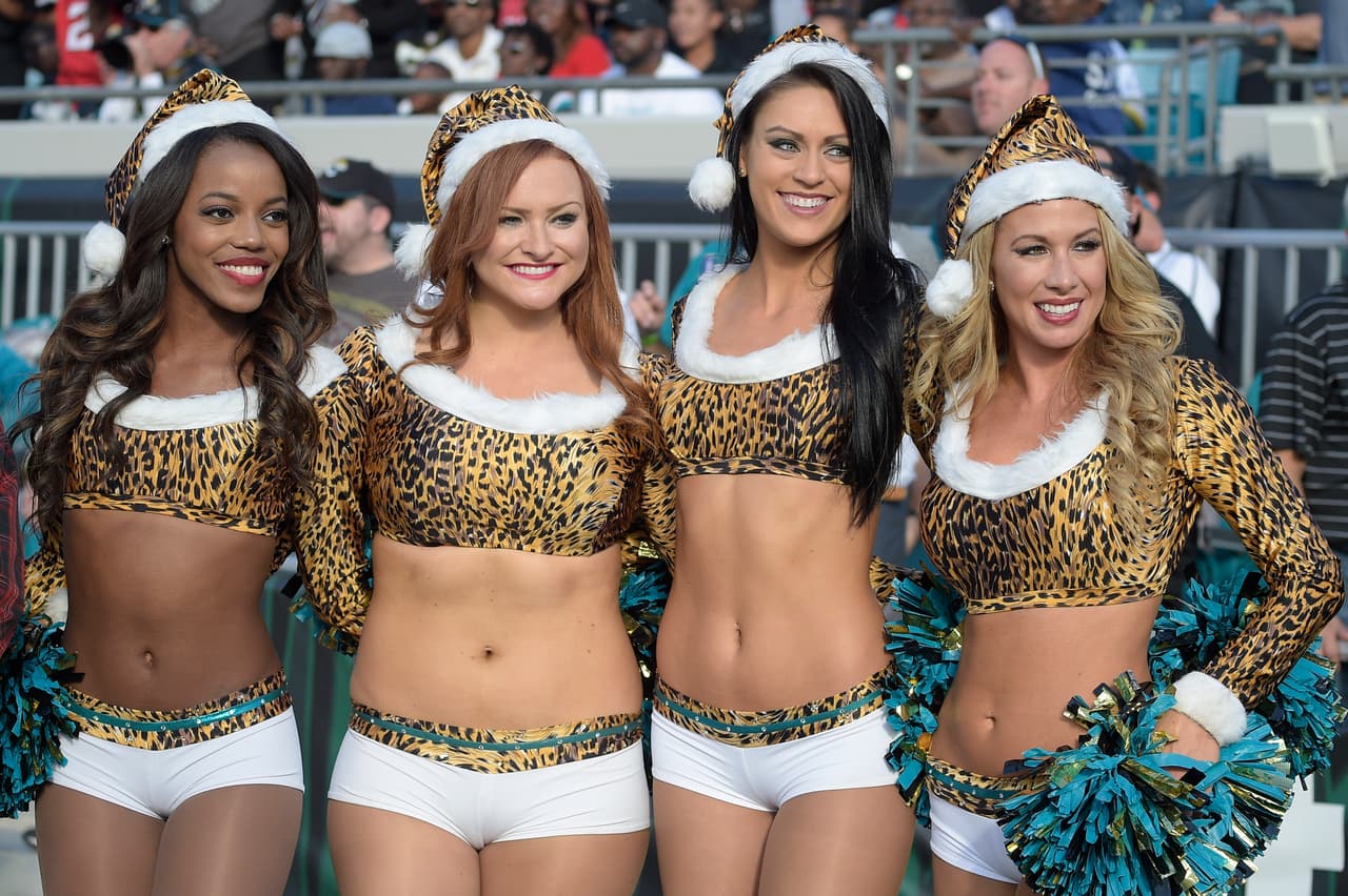 NFL.com/Español te trae el mejor regalo para recibir al año que inicia, con las más sexys imágenes de las bellas animadoras alrededor de la NFL.