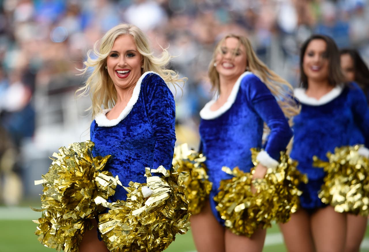 NFL.com/Español te trae el mejor regalo para recibir al año que inicia, con las más sexys imágenes de las bellas animadoras alrededor de la NFL.