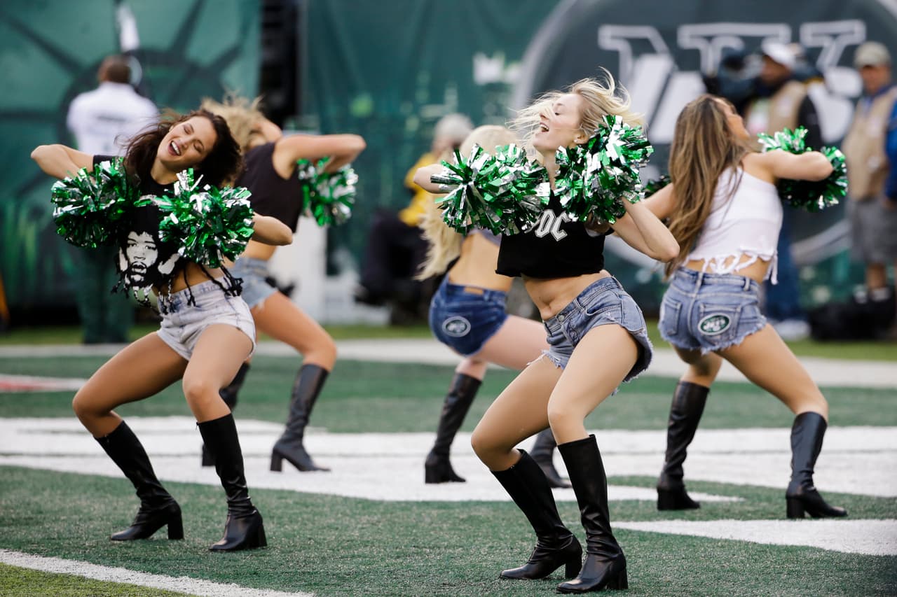 NFL.com/Español te trae el mejor regalo para recibir al año que inicia, con las más sexys imágenes de las bellas animadoras alrededor de la NFL.