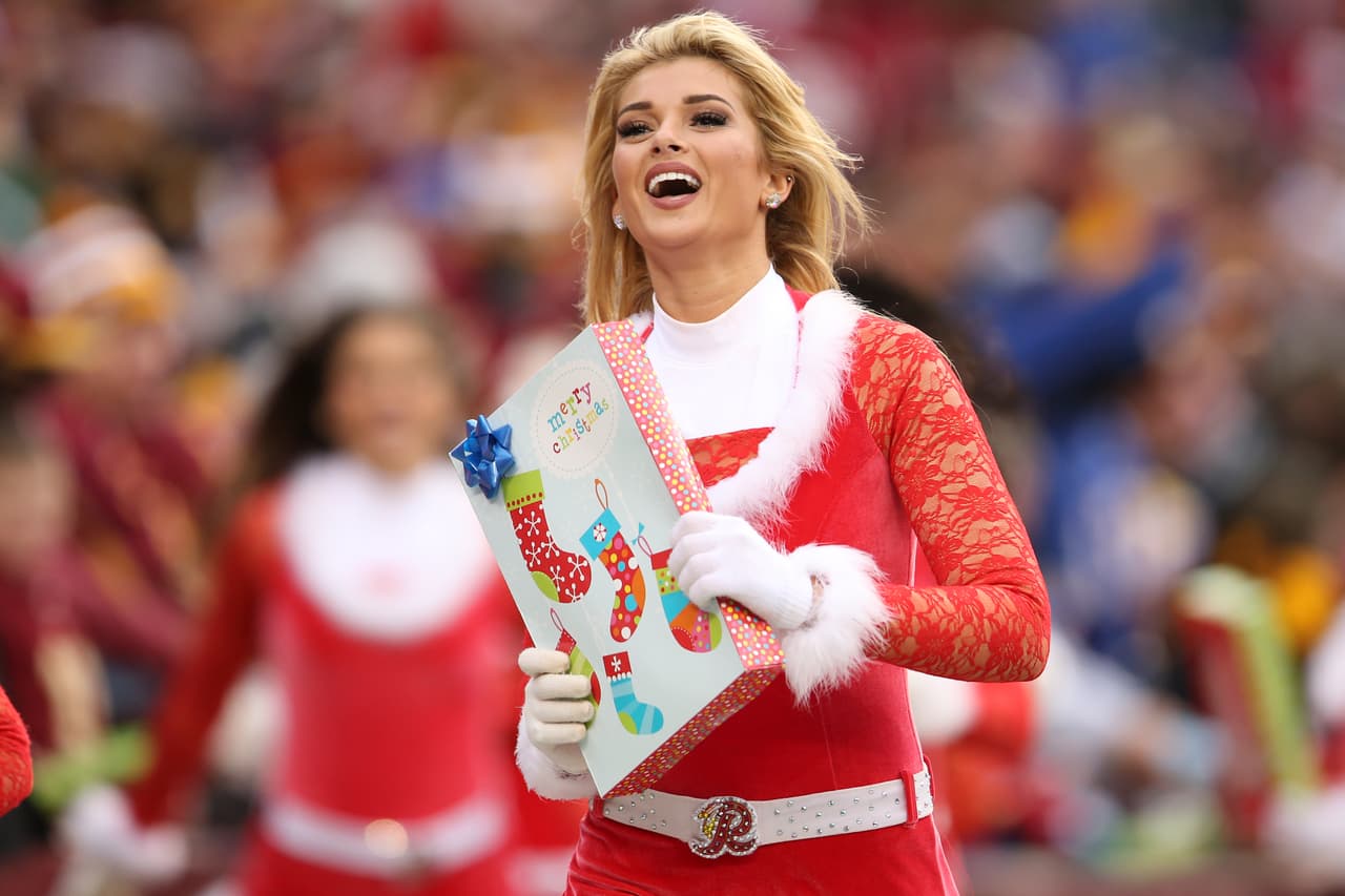 NFL.com/Español te trae el mejor regalo para recibir al año que inicia, con las más sexys imágenes de las bellas animadoras alrededor de la NFL.