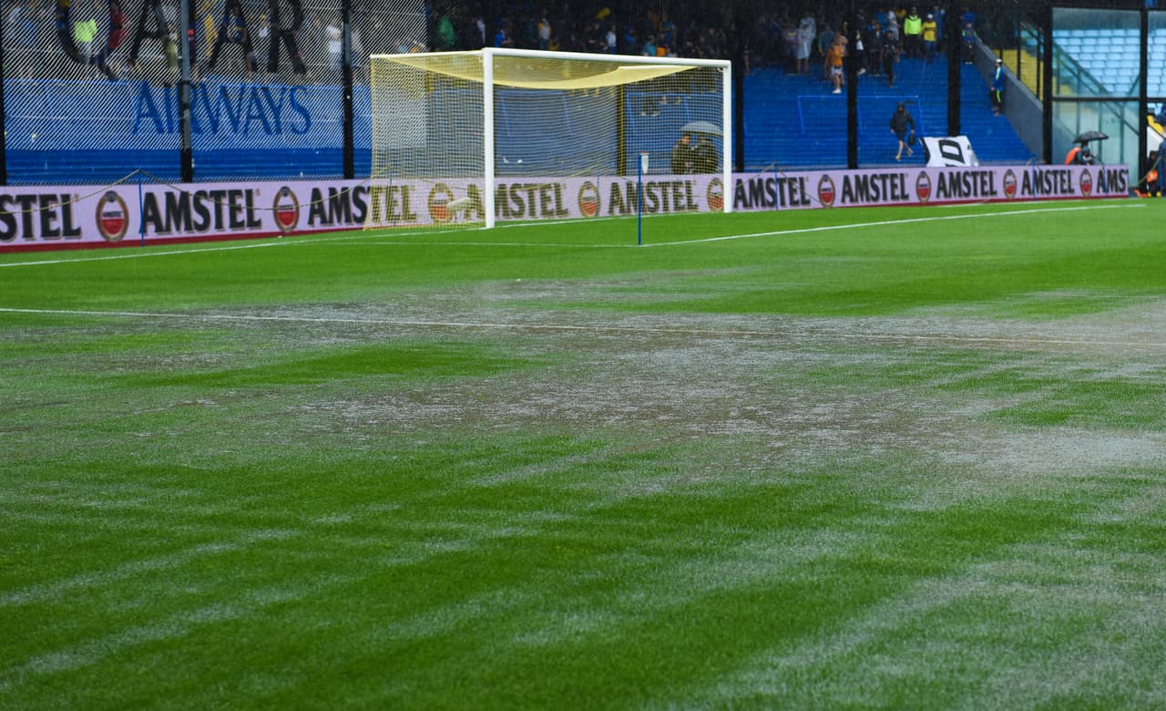 Desde muy temprano comenzó el temporal que ha dejado grandes charcos en el césped del mítico estadio de Boca.