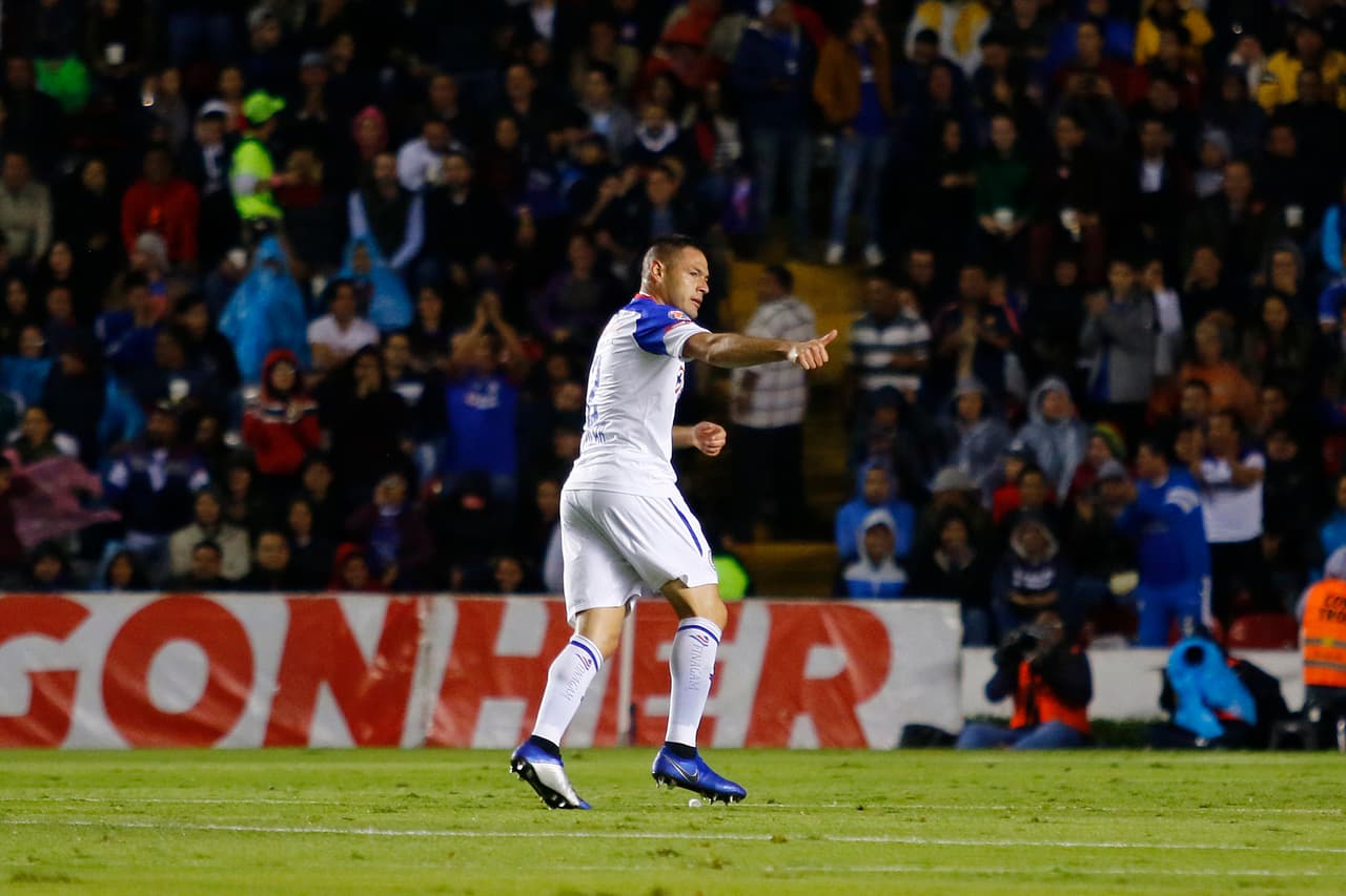 Aguilar, ya con la luz verde, celebraba a sabiendas de que su gol sí contaba. Cruz Azul se iba adelante 1-0.