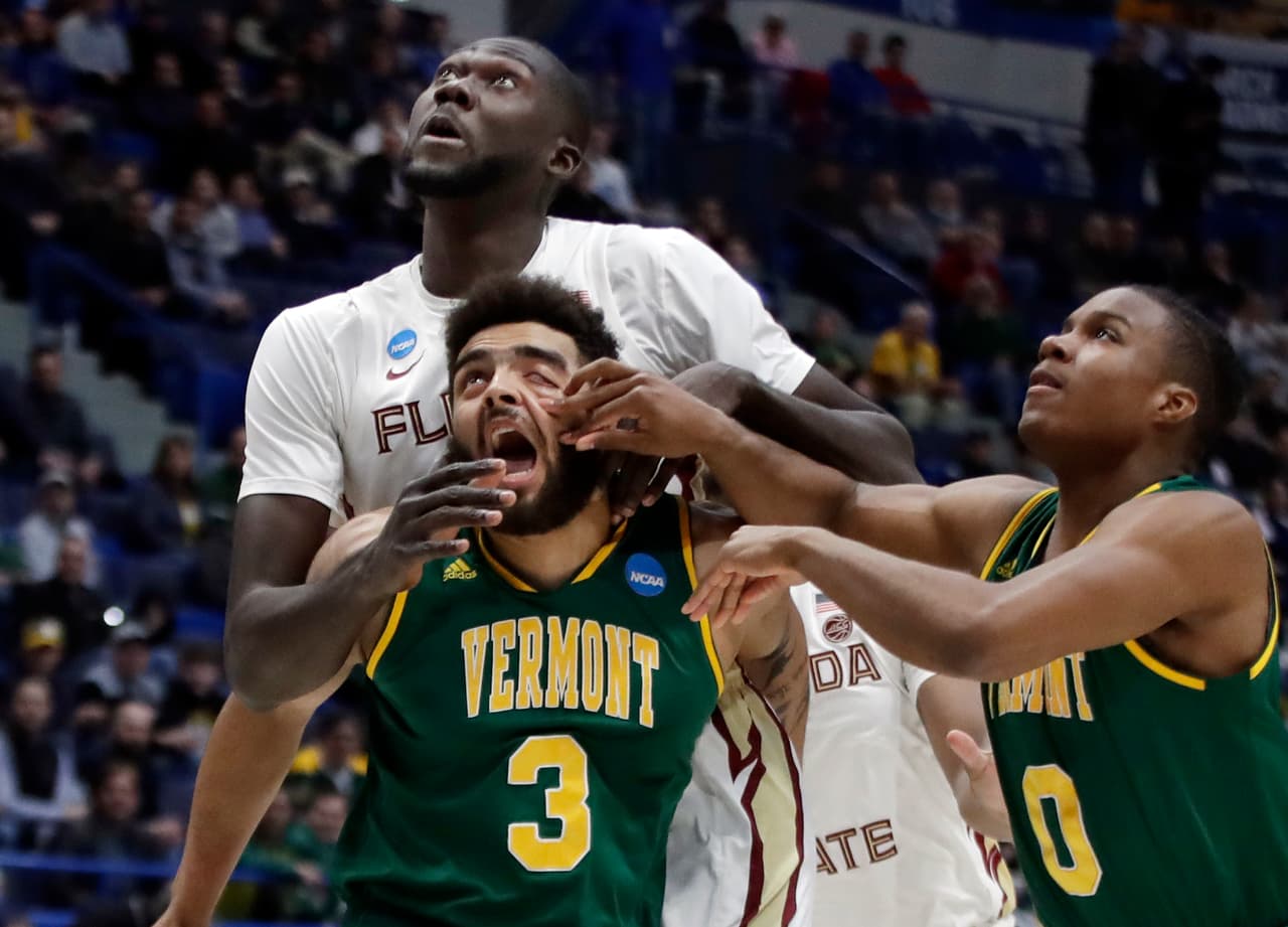 <b>Vermont (13) 69-76 Florida State (4)</b>. Mfiondu Kabengele lideró a los Seminoles a una victoria que no fue nada fácil ante un aguerrido equipo de los Catamounts de Vermont. Kabengele se apuntó un doble doble con 21 unidades y 10 tableros.