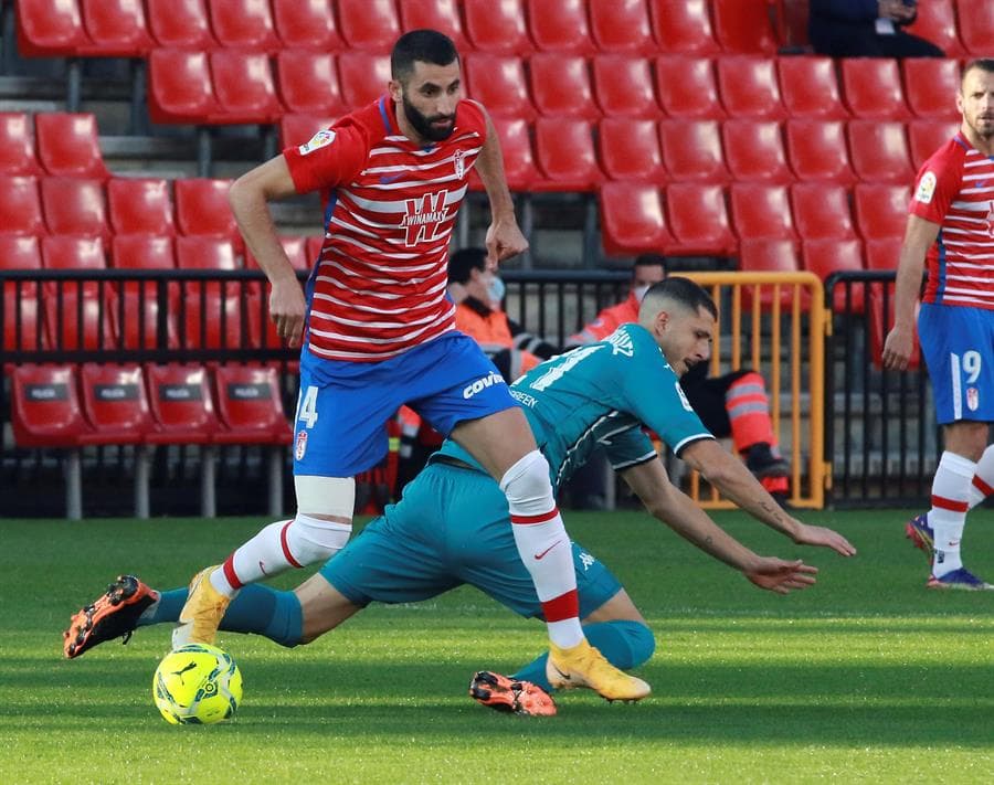 Granada derrota al Real Betis 2-0. El autor de los goles fue Roberto Soldado, el primero cayó con un penal al minuto 14 y, minutos después, anotó el segundo tanto para darle la victoria a su equipo en esta J14 de LaLiga.