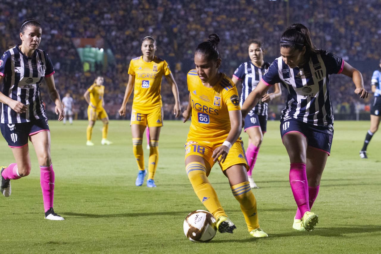 Con goles de Belén Cruz por parte de Tigres y gol de Ania Mejía para Monterrey, las regias empatan en el volcán, en la ida de la final de la Liga MX Femenil.