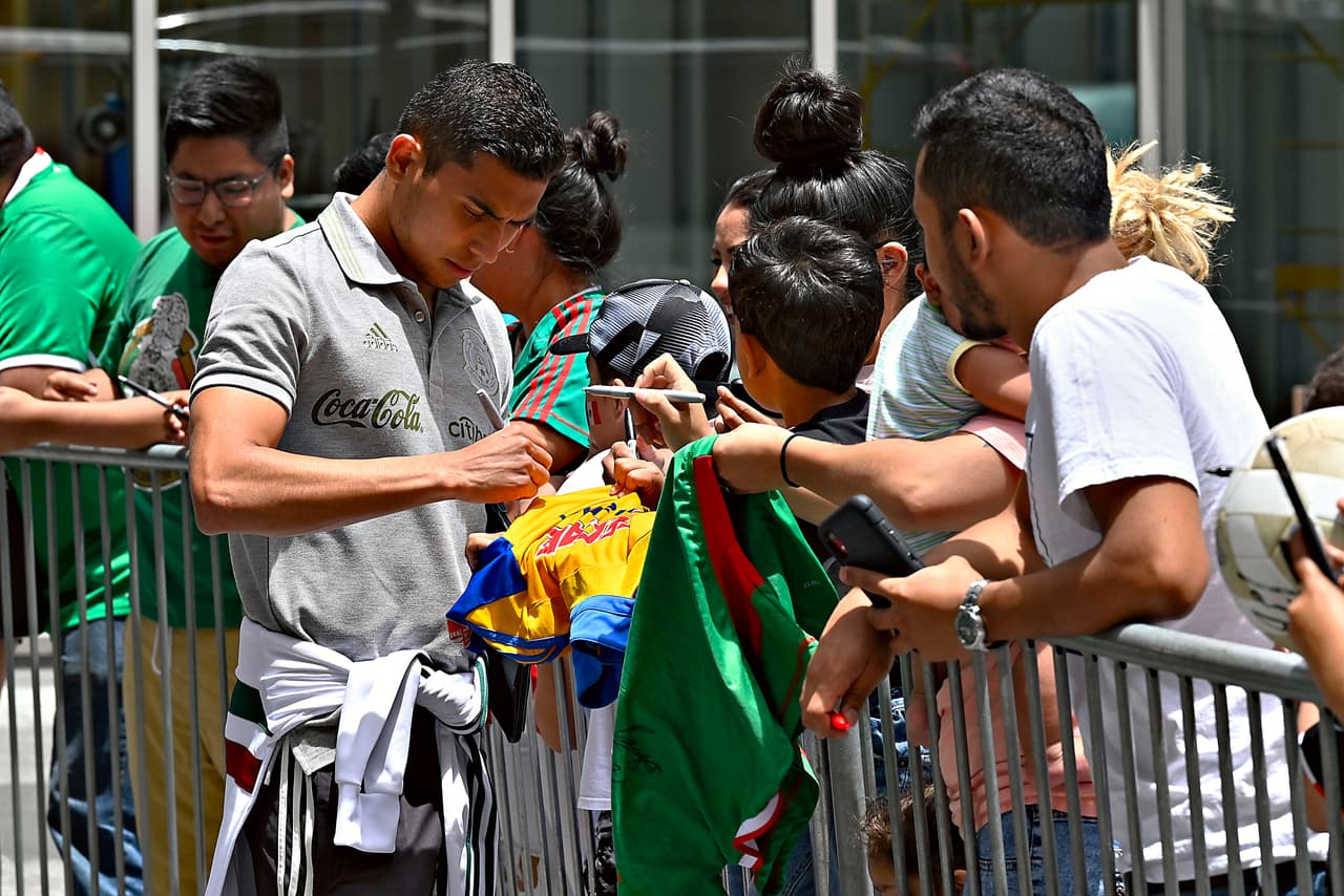 Los futbolistas de la Selección de México arribaron a la ciudad de Houston, donde el sábado entrante se medirán a la de Costa Rica para dirimir un boleto a las Semifinales de la Copa Oro 2019. Entre gritos, porras y mucho entusiasmo, la afición recibió de esta manera a los seleccionados mexicanos.