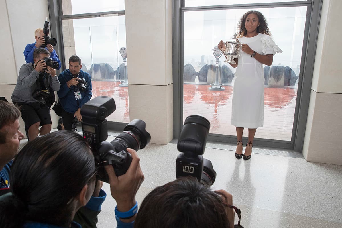 La lluvia impidió que las fotos fueran al aire libre, pero Naomi Osaka con un nuevo semblante pudo sonreír con su trofeo.