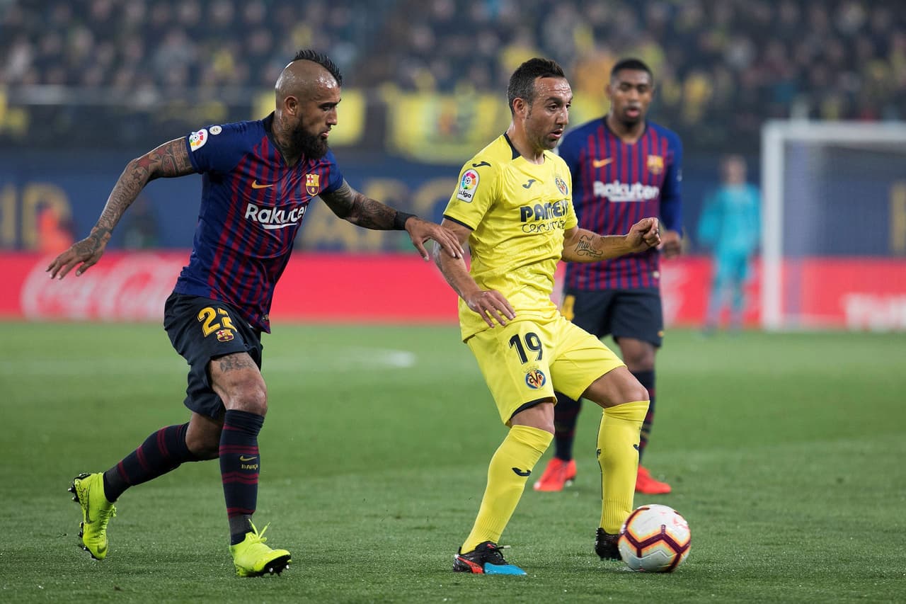 El control y confianza de Villarreal creció y la experiencia y calidad de Cazorla (der.) influyeron en eso frente a jugadores como el chileno Arturo Vidal, que entre otros jugaron a pesar de no ser habituales titulares en Barcelona.