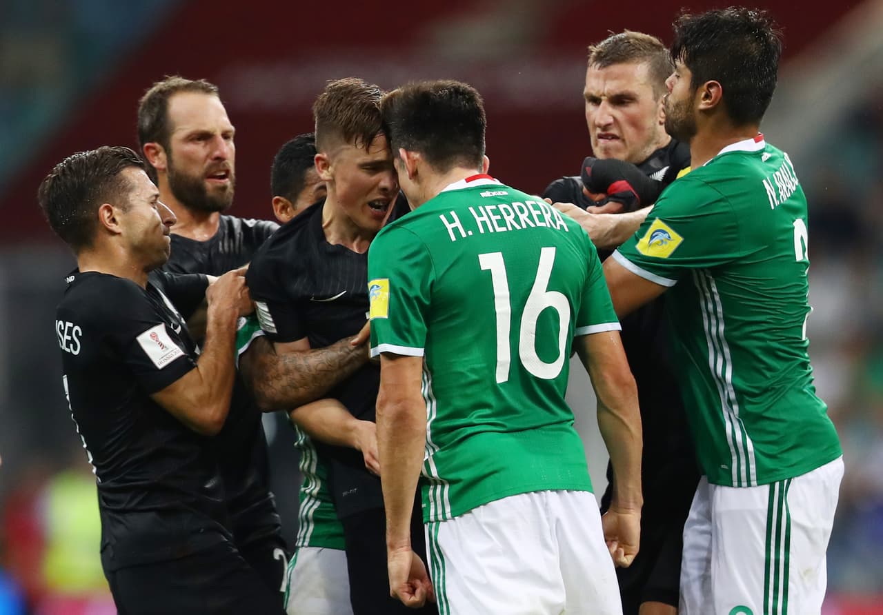 Ante la patada de Boxall, Herrera reaccionó y lo increpó para reclamarle a lo que de inmediato Ryan Thomas lo encaró de manera agresiva.