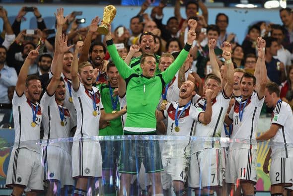 MANUEL NEUER.- Concluyó una temporada estupenda de la mejor manera que lo puede hacer un futbolista profesional: como Campeón del Mundo. El portero alemán levantó la Copa Mundial de la FIFA con la ‘Mannschaft’ al vencer a Argentina en la final.