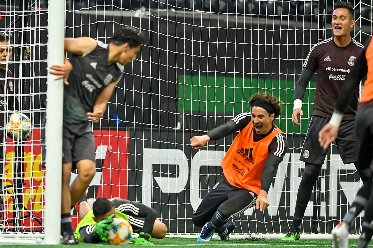 La Selección Mexicana de Fútbol se 'mojó los pies' en la fastuosa casa de los Atlanta Falcons y del Atlanta United, el Mercedes-Benz Stadium, donde jugará este miércoles ante su similar de Venezuela, un partido que sirve a ambos escuadrones de cara a sus compromisos del verano, como la Copa Oro y la Copa América, respectivamente. Así se entrenaron los jugadores del Tri bajo las órdenes de Gerardo 'Tata' Martino en Atlanta esta tarde de martes.